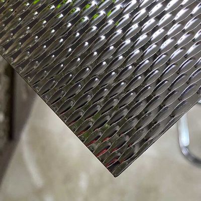 Plaque métallique en acier inoxydable taillée sur mesure avec motif 5WL épaisseur 0,3 mm